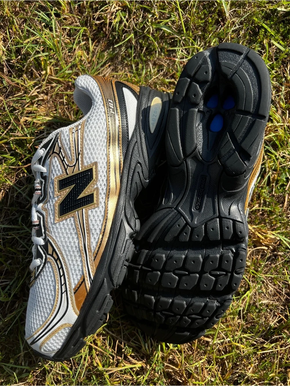 CLEAN New Balance size 11 Womens 740 Gold White Running shoes